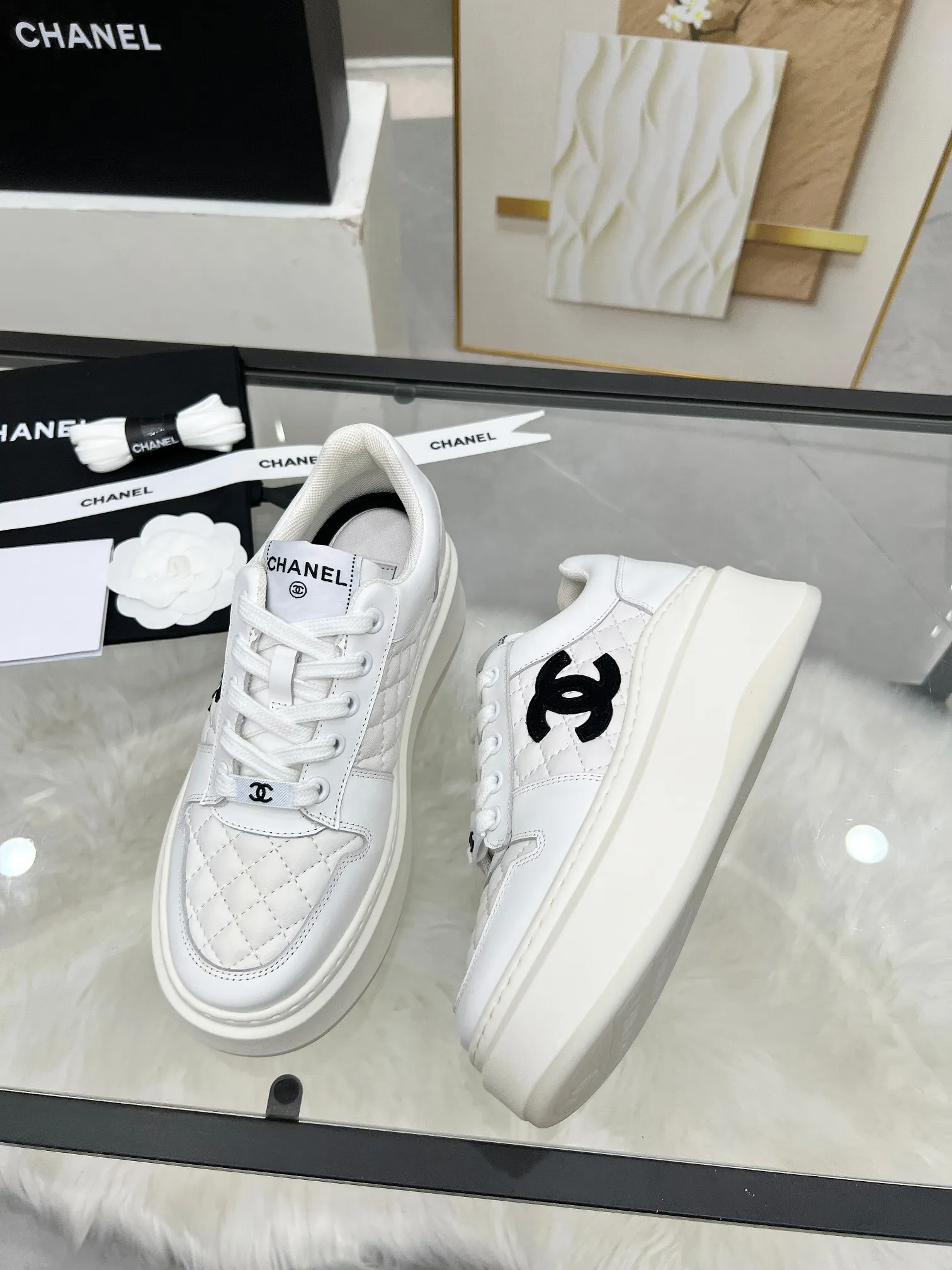 👟👟Ex-factory price 480👟👟 CHANEL 25C spring and summer new sports shoes official website is available at the same time ❤️ Counter out-of-stock kings. Major bloggers are recommending new styles on social days. This season’s new styles are simply eye-catching and look great on the feet. The casual casual sports style is refreshing and natural, interpreting Chanel’s fashionable femininity. The overall customization makes all sports models on the market at that time obsolete. This series is now available for sale! The upper is made of custom imported pebbled calf leather ➕ custom frosted calf leather. The lining is made of original one-to-one professionally customized mesh. Hardware accessories. Original full set of molds (not common in the market). Original custom molded TPU combination outsole. Height 4 cm. Women's size 35-39.